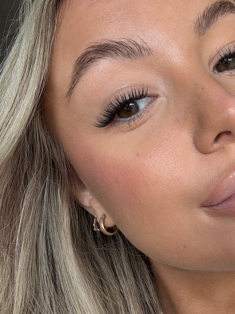 Bae Licious Custom whispy wet look – lösögonfransar hemma med glansig finish och lätt volym