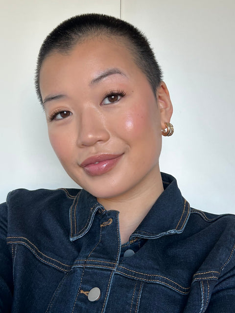 Förklippta lösögonfransar hemma med cat-eye effek