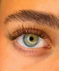 Cinnamon Kiss lösögonfransar ger en trendig whispy wet look med naturlig brun finish.