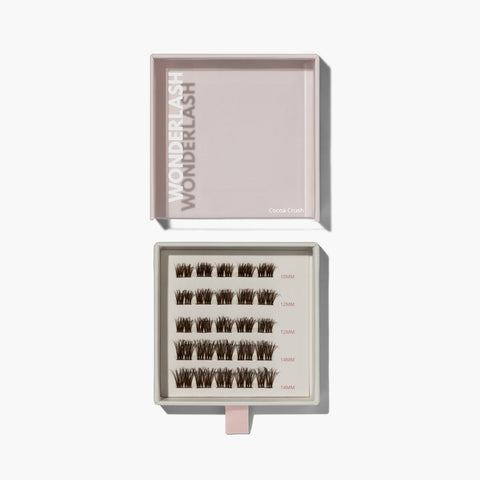 Öppen Cocoa Crush box med bruna lösögonfransar i olika längder, clusterfransar med varm brun ton och medium volym för en mjuk franslook