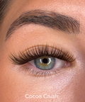 Cocoa Crush bruna lösögonfransar applicerade på ögat, varma bruna clusterfransar med medium volym för en mjuk och naturlig franslook