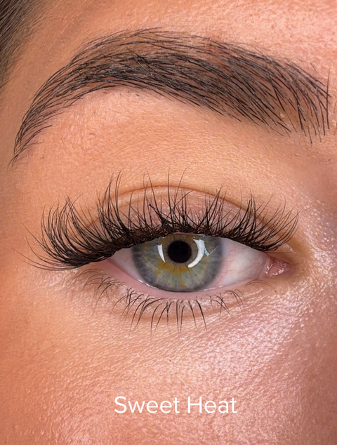 Sweet Heat naturliga lösögonfransar på ögat, mjuka och fluffiga clusterfransar med subtil definition för en naturlig franslook
